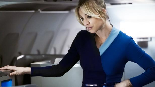 Schluss mit &quot;The Big Bang Theory&quot;: Kaley Cuoco überzeugt in der Serie &quot;The Flight Attendant&quot; bei Amazon Prime Video