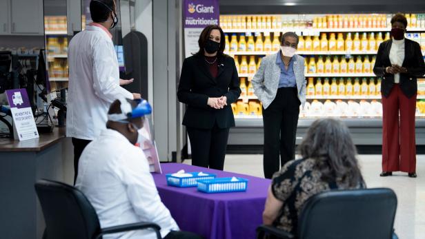 Impfen vor Kühlregal in Washingtoner Supermarkt - und mit prominenter Beobachterin: Vizepräsidentin Harris