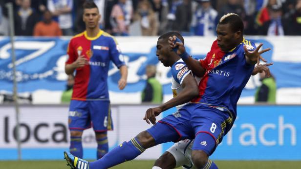 FC Basel&#039;s Serey Die fights for the ball with Grasshopper&#039;s (GC) Anatole Ngamukol (L) during their Swiss Cup final soccer match at the Stade de Suisse Wankdorf in Bern May 20, 2013. REUTERS/Pascal Lauener (SWITZERLAND - Tags: SPORT SOCCER)