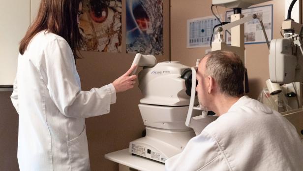 Bei Verdacht auf Hirnvenenthrombose kann auch der Augenarzt helfen
