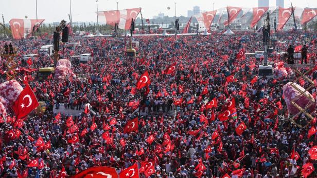 Millionen Menschen strömten am Sonntagnachmittag nach Istanbul zur Groß-Kundgebung.