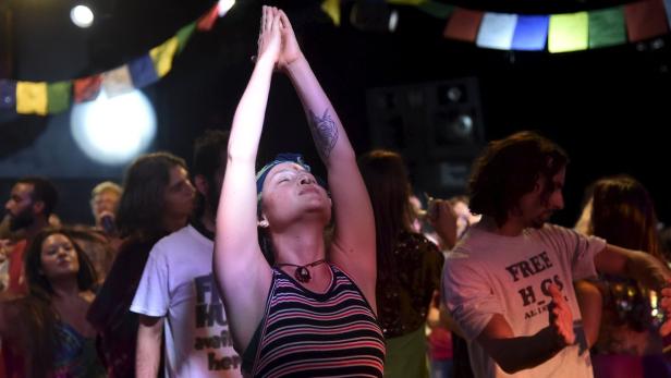 Clubbesucher beim &quot;Morning Gloryville&quot; in London