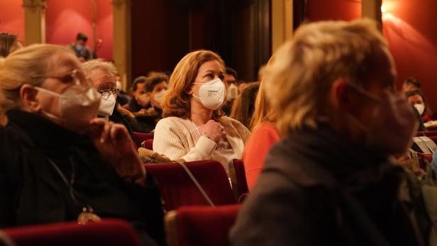 Theaters and other cultural venues in Berlin reopen during pandemic
