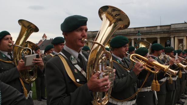 Eine Militärkapelle spielt in ihren Uniformen auf goldenen Blasinstrumenten.