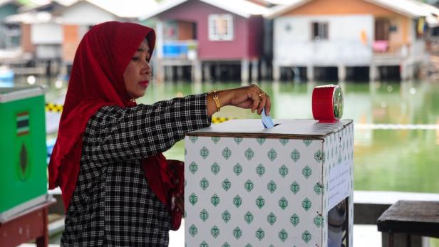 Eine Frau in der Provinz Narathiwat gibt ihre Stimme ab