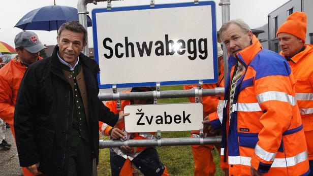 Dörfler und Haider 2006 beim Abmontieren der zweisprachigen Ortstafel.