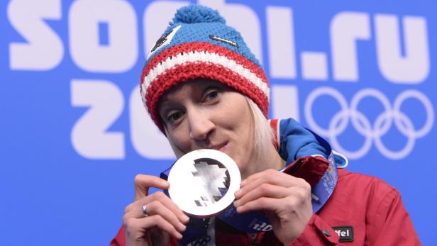 Daniela Iraschko-Stolz mit der Silbermedaille.