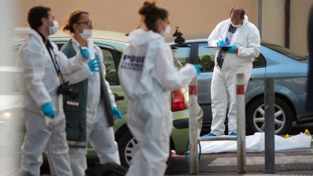 Forensiker sichern den Tatort in Marseille
