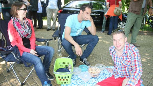 Eine Gruppe von Menschen macht ein Picknick im Freien.