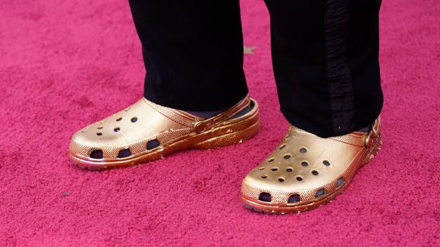 Das überraschendste Schuhwerk der Oscars 2021: Goldene Crocs