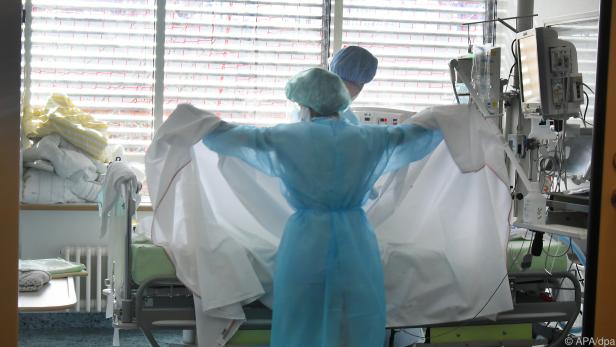 Mehr als 1.800 Covid-19-Infizierte müssten im Spital behandelt werden