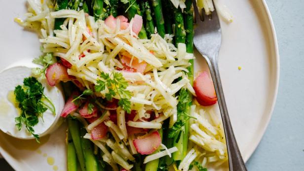 Rezept für den Mai: Salat mit Kohlrabi, Spargel und Rhabarber