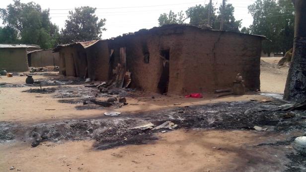 Eine Reihe von beschädigten Lehmhäusern in einem Dorf.