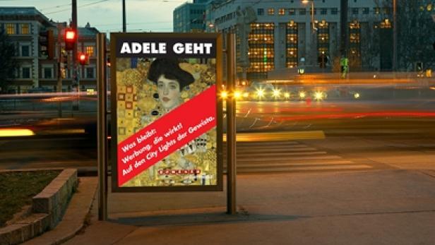 Eine beleuchtete Werbetafel in einer Stadt zeigt Gustav Klimts „Adele Bloch-Bauer I“.