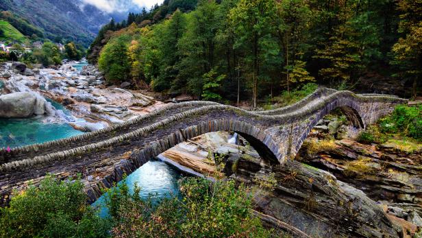 Die mittelalterliche Steinbrücke Ponte dei Salti überspannt den türkisfarbenen Fluss Verzasca.