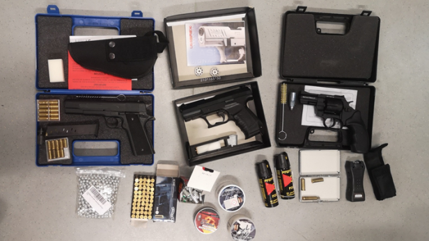 Sturmgewehr und Drogen in Wohnung gefunden