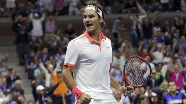 Roger Federer jubelt mit erhobener Faust und Tennisschläger vor einer jubelnden Zuschauermenge.