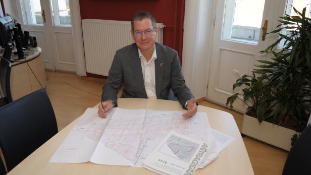 Bezirksvorsteher Georg Papai (SPÖ) mit dem neuen Flächenwidmungsplan.