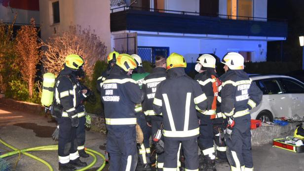 Feuer in Baden: Frau rannte brennend aus einem Wohnhaus