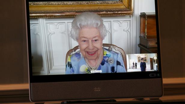 Queen Elizabeth routiniert bei erstem Termin nach Trauerphase