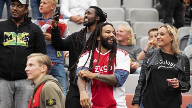 Ky-Mani Marley (im Dress) zu Besuch in der Amsterdam Arena