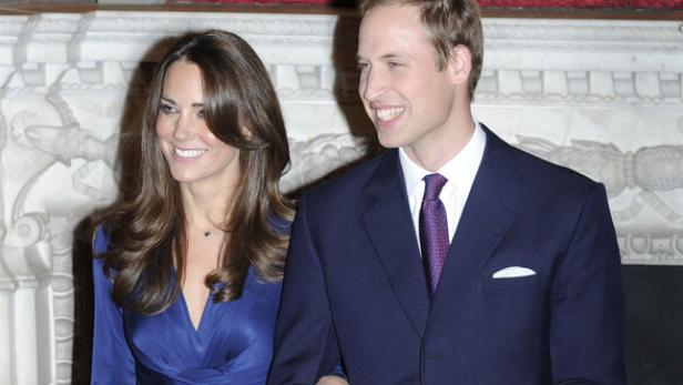 Das Paar zeigte sich hier offiziell bei der Bekanntgabe der Verlobung im Jahr 2010. Kate im blauen knielangen Kleid, William in einem dunklen Anzug.