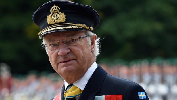 König Carl XVI. Gustaf in Uniform mit Orden und Schärpe.