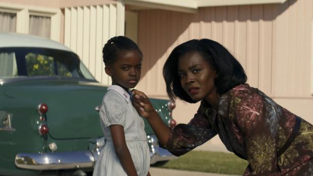 Deborah Ayorinde als verzweifelte Mutter in einer feindlichen, weißen Umgebung in der Serie „Them“