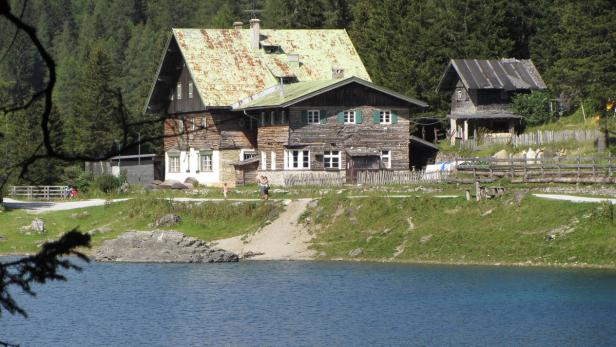 Nach dem Willen der Besitzer soll der Gasthof am Obernberger See einem modernen Hotel weichen