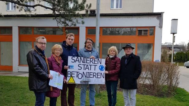 ÖVP-Bezirkschefin Kobald (2. v. re.) zeigt sich solidarisch mit Gemeindebaubewohnern und Nachbarn.