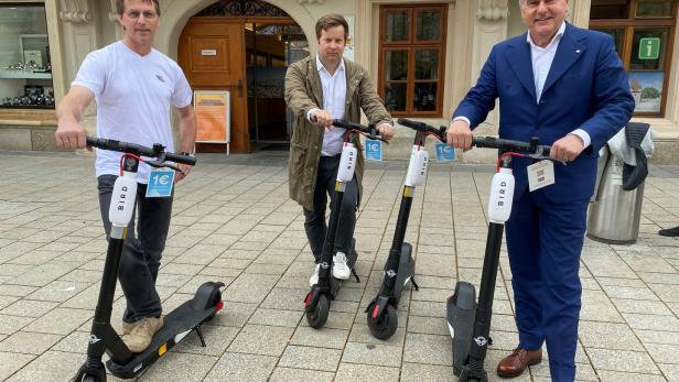 Testfahrt in Wiener Neustadt: Franz Hatvan, Stephan Teichmann und Franz Dinhobl mit E-Scootern