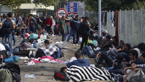 Ausgesperrt aus Europa: Am geschlossenen Grenzübergang harren Hunderte aus