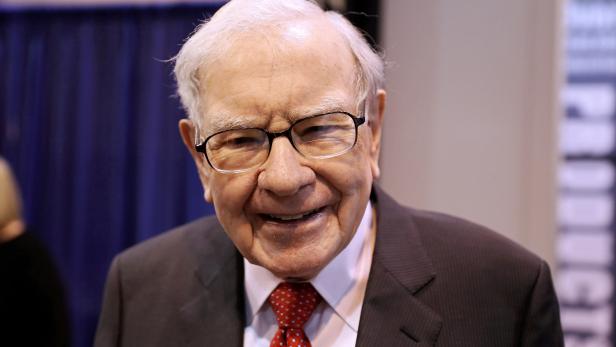 FILE PHOTO: FILE PHOTO: Berkshire Hathaway Chairman Warren Buffett