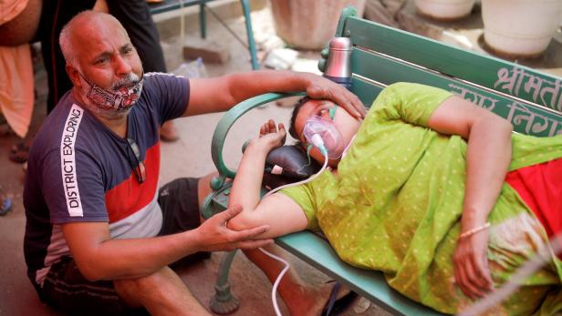 Eine unter Atemnot leidende Corona-Kranke erhält in einem Sikh-Tempel Sauerstoff