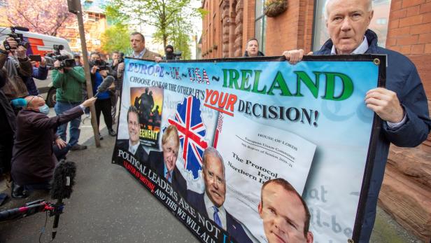 Proteste pro-britischer Politiker gegen die Brexit-Verträge