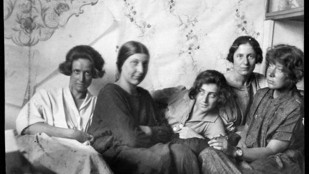 Frauenpower der Wiener Werkstätte: Charlotte Billwiller, Mathilde Flögl, Susi Singer, Marianne Leisching und Maria Likarz, Fotografie 1924–’25