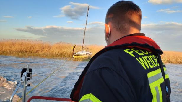 Neusiedler See: Boot steckte fest, Feuerwehr rückte aus