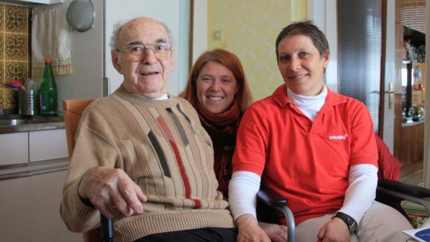 Die Klienten von Hauskrankenpflegerin Gudrun Tanczos (r.) und Praktikantin Michelle freuen sich über ihren Besuch. Sie sind wichtige Ansprechpartner für ältere Menschen