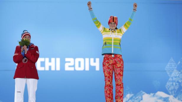 Zwei Athletinnen bei den Olympischen Winterspielen 2014 in Sotschi auf dem Siegerpodest.