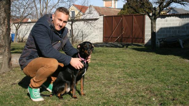 Nikola Karlich mit Hündin Lili. Der verscheuchte Eindringling dürfte über die Mauer gekommen sein