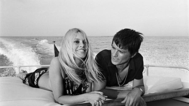 Die Schönsten Frankreichs: Brigitte Bardot mit Alain Delon in St. Tropez. Nicht mehr mit dabei war ihr Noch-Ehemann Gunter Sachs.