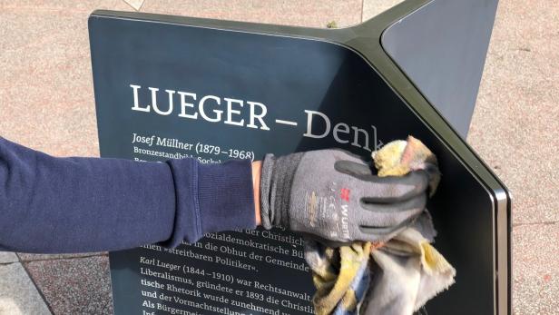 Wisch - und weg? Nein, der &quot;Wienkl&quot; mit lückenhaften Erklärungen zum Lueger-Denkmal wurde von einem störenden Pickerl befreit und wieder auf Hochglanz poliert...