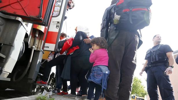 Migrants board a train at a station near the borde Die Flüchtlingslage in der Stadt Salzburg blieb auch am Dienstag unverändert. Die deutschen Behörden ließen erneut nur Kleingruppen einreisen.