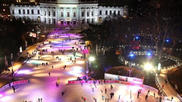 Eistraum am Wiener Rathausplatz mit Blick auf das Burgtheater