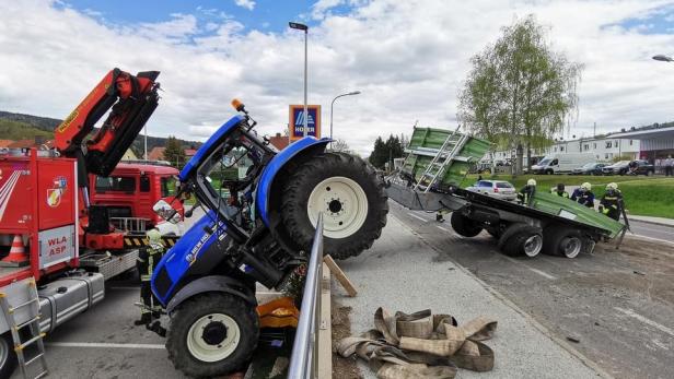 Spektakulärer Traktorunfall sorgte in NÖ für Aufsehen
