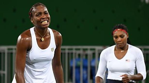Venus und Serena Williams bei einem Tennismatch.