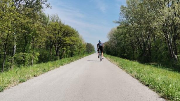 Kurioser Unfall in NÖ: Frau war mit Auto am Donauradweg unterwegs