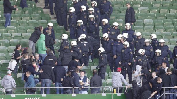 Vorgaben der UEFA erschweren bei Stadion-Krawallen schnelle Polizeieinsätze. Mit ein Grund, warum die Situation im Wiener Derby eskalierte.