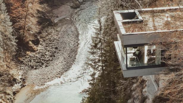 Die klare, moderne, fast kühle Einrichtung im „Haus Luft“ passt zum Ausblick: Der Wildfluss Salza braucht keine Schnörkel, und doch kann man den Blick kaum abwenden.