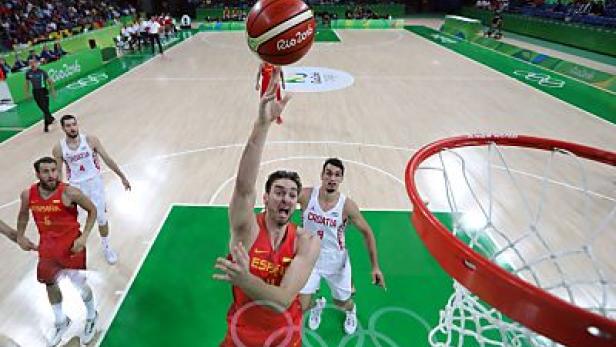 Ein Basketballspieler der spanischen Nationalmannschaft wirft einen Ball während eines Spiels.